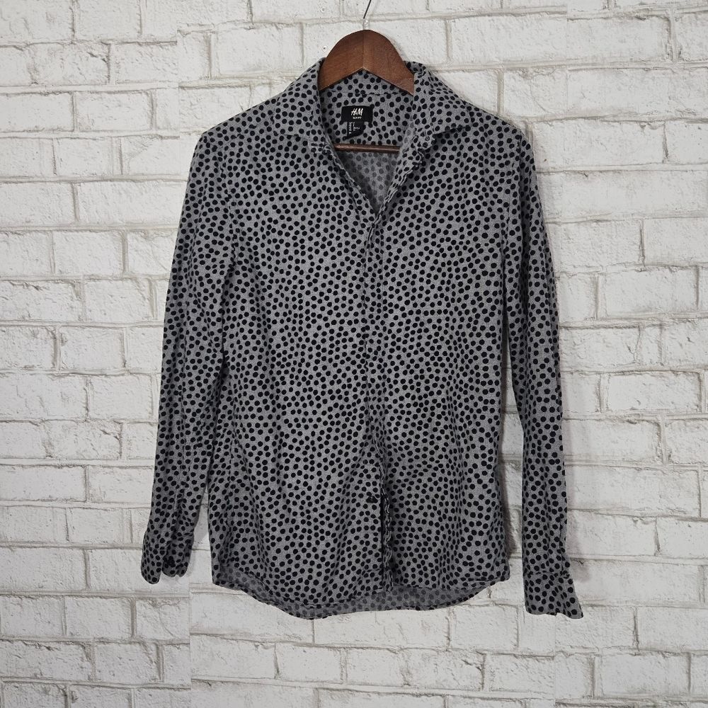 H&M slim fit printed button down top